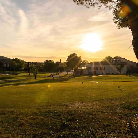 Magnifique Vue Lac Au Golf De Pont-Royal Mallemort Bagian luar foto