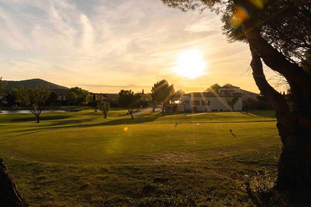 Magnifique Vue Lac Au Golf De Pont-Royal Mallemort Bagian luar foto
