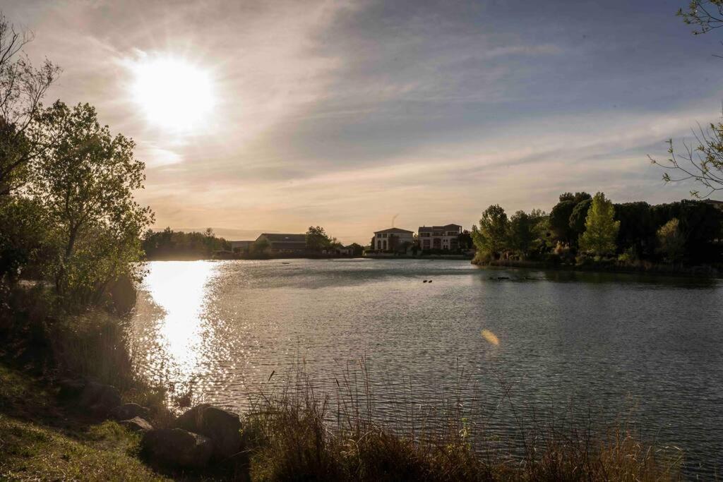 Magnifique Vue Lac Au Golf De Pont-Royal Mallemort Bagian luar foto